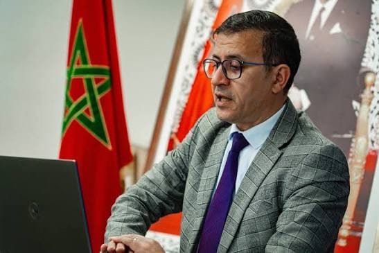 الترحال السياسي في المغرب: أزمة ثقة وتحديات ديمقراطية 7 صورة توضيحية لسياسيين يتنقلون بين أحزاب مختلفة في المغرب، تعكس ظاهرة الترحال السياسي.