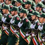 صورة توضيحية لخريطة الشرق الأوسط مع أعلام إيران وإسرائيل، ترمز للتوترات الإقليمية.
