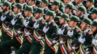 صورة توضيحية لخريطة الشرق الأوسط مع أعلام إيران وإسرائيل، ترمز للتوترات الإقليمية.