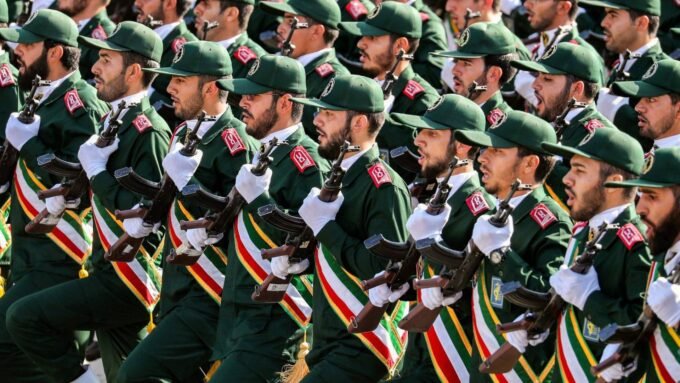 صورة توضيحية لخريطة الشرق الأوسط مع أعلام إيران وإسرائيل، ترمز للتوترات الإقليمية.