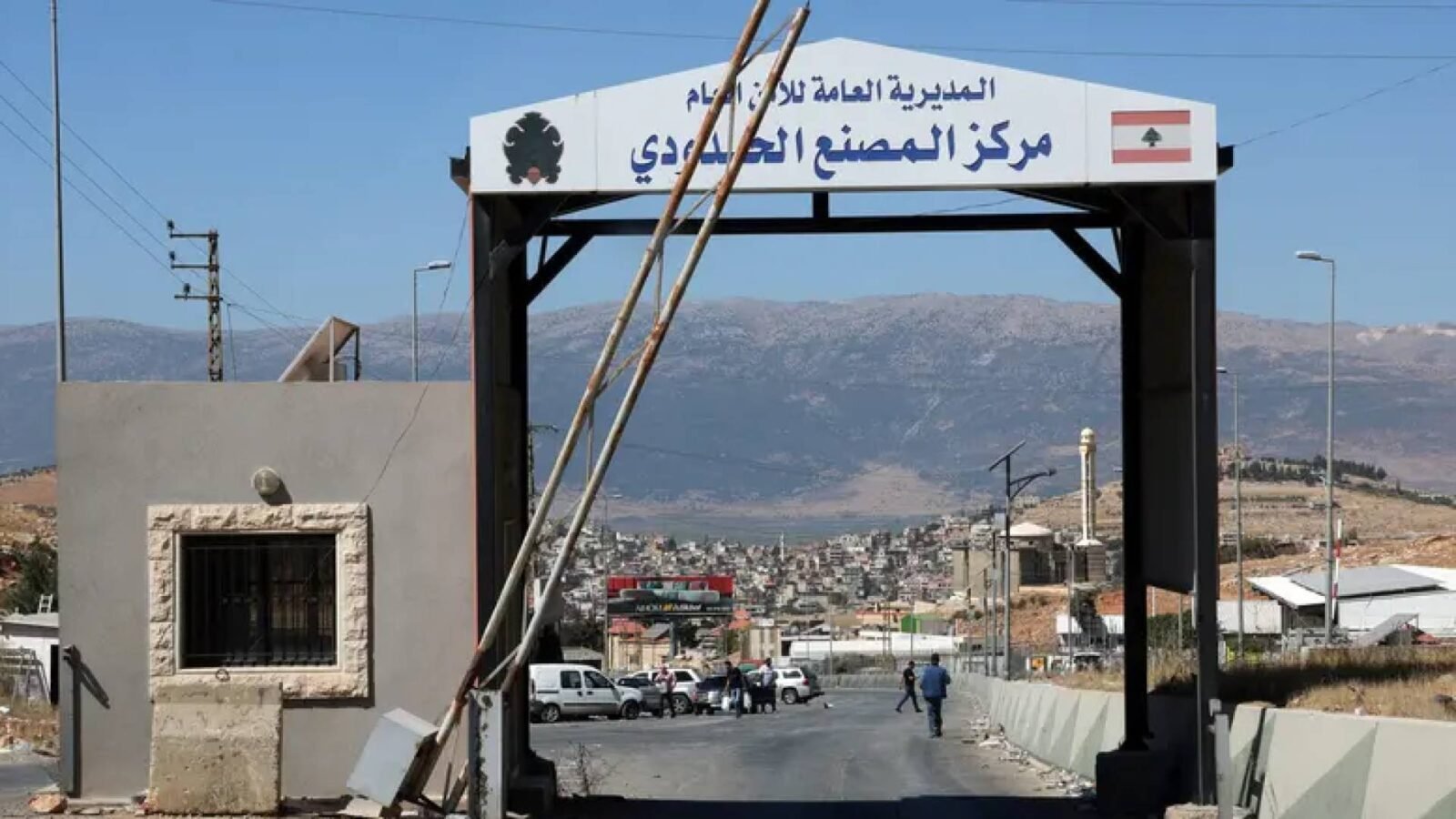 لبنان وسوريا: مساعٍ حثيثة لإعادة إحياء الشراكة الاقتصادية وتصحيح المسار التجاري 3 وزير الاقتصاد اللبناني عامر البساط يتحدث خلال زيارته لمعبر المصنع الحدودي بين سوريا ولبنان.