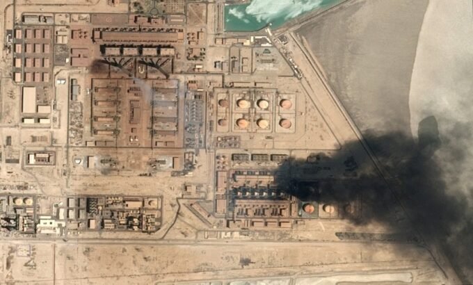 الكويت وباكستان: تحالف استراتيجي جديد لمواجهة التحديات الإقليمية 7 صورة لقمر صناعي يظهر تصاعد الدخان من محطة الصبية لتوليد الكهرباء وتحلية المياه في الكويت، مع إشارة إلى التوترات الإقليمية.