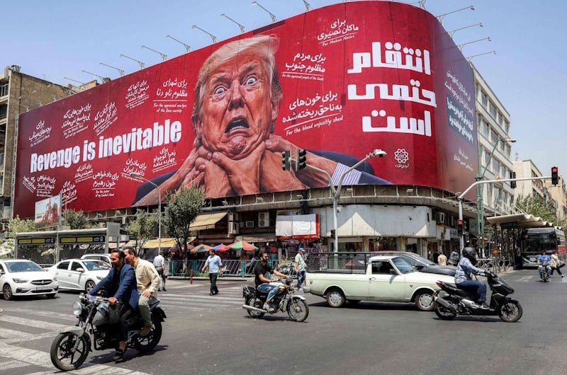 صورة مركبة لأحداث سياسية ودبلوماسية وعسكرية في الجزائر والشرق الأوسط.