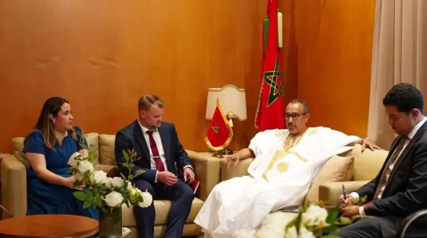 صورة لوفد الكونغرس الأمريكي خلال زيارته لمدينة الداخلة، مع إطلالة على المشاريع التنموية بالجهة.