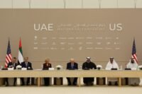الرئيس الأمريكي دونالد ترامب وولي عهد أبوظبي الشيخ خالد بن محمد بن زايد آل نهيان في منتدى للأعمال بأبوظبي.