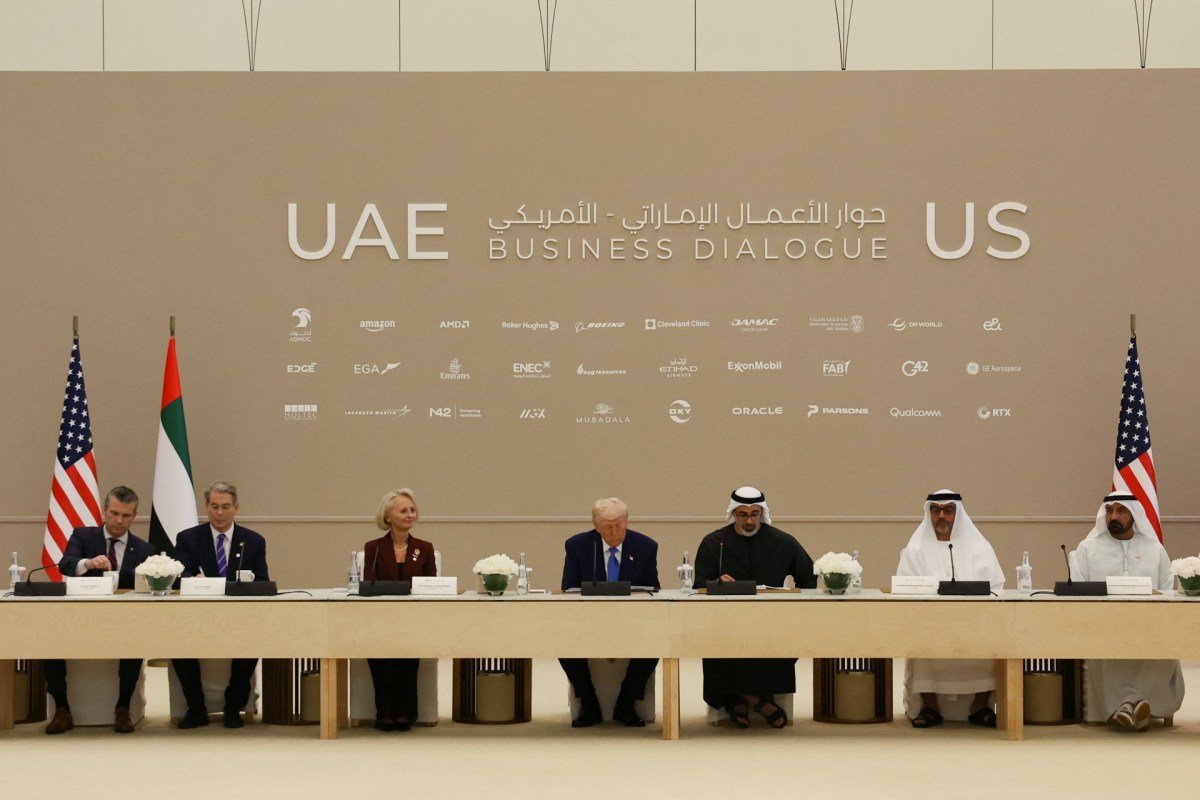 الرئيس الأمريكي دونالد ترامب وولي عهد أبوظبي الشيخ خالد بن محمد بن زايد آل نهيان في منتدى للأعمال بأبوظبي.
