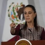 الرئيسة المكسيكية كلوديا شيينباوم في مؤتمر صحفي بالقصر الوطني في مكسيكو سيتي.