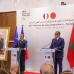 صورة تجمع رئيس الحكومة المغربية عزيز أخنوش والوزير الأول الفرنسي خلال ندوة صحفية بالرباط