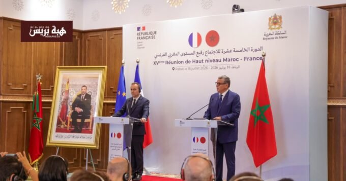 صورة تجمع رئيس الحكومة المغربية عزيز أخنوش والوزير الأول الفرنسي خلال ندوة صحفية بالرباط
