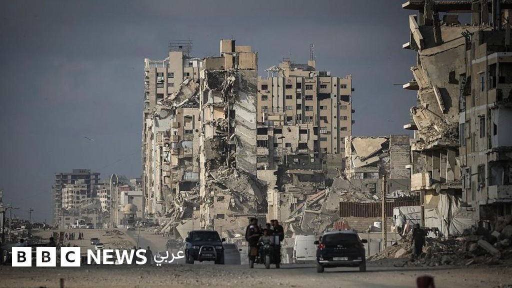 صورة تجمع لقطات تعبيرية عن الصراع في الشرق الأوسط والتخطيط المالي للتقاعد.