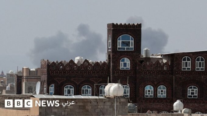 صورة لدخان يتصاعد من مطار صنعاء الدولي بعد غارات جوية
