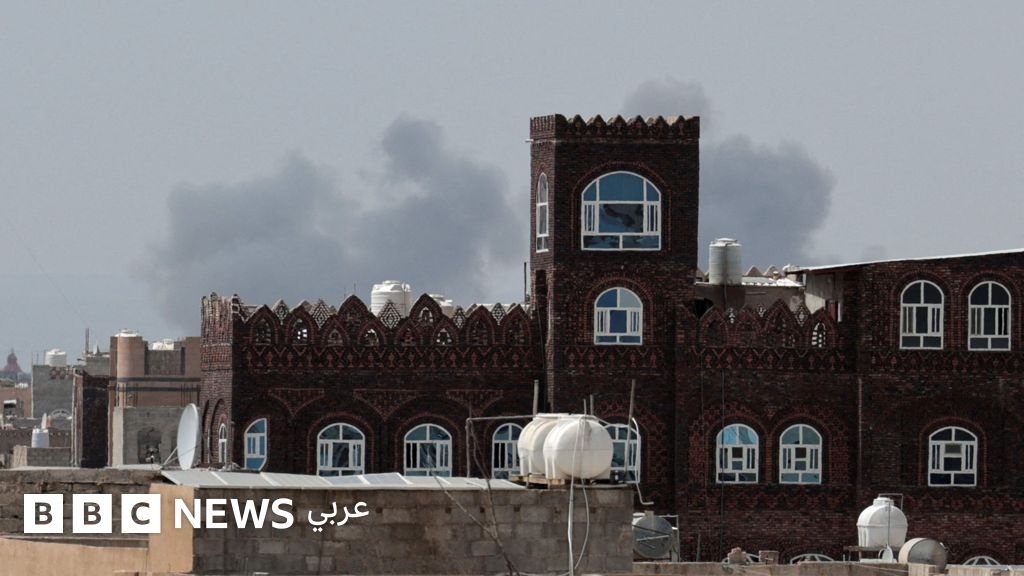 صورة لدخان يتصاعد من مطار صنعاء الدولي بعد غارات جوية