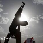 تصعيد في البحر الأحمر: الحوثيون يستهدفون منشآت نفط سعودية وسط دعوات إيرانية للحوار 6 أحد أتباع الحوثيين يرفع سلاحه خلال مسيرة في صنعاء، اليمن، في 26 مارس 2016.
