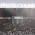 الإكوادور في كأس العالم 2002: رحلة الظهور الأول ومواجهات لا تُنسى 8 صورة تظهر لاعبي منتخب الإكوادور في إحدى مباريات كأس العالم 2002، ربما في لقطة جماعية أو أثناء اللعب.