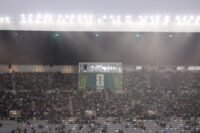 صورة تظهر لاعبي منتخب الإكوادور في إحدى مباريات كأس العالم 2002، ربما في لقطة جماعية أو أثناء اللعب.