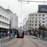 صورة جوية لمدينة الدار البيضاء المغربية تظهر جزءاً من أفق المدينة ومينائها.