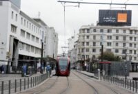 صورة جوية لمدينة الدار البيضاء المغربية تظهر جزءاً من أفق المدينة ومينائها.