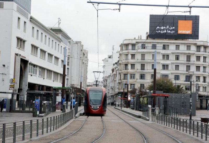 صورة جوية لمدينة الدار البيضاء المغربية تظهر جزءاً من أفق المدينة ومينائها.