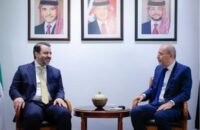 صورة توضيحية لوزيري خارجية الأردن وسوريا خلال محادثات دبلوماسية حول قضايا المنطقة.