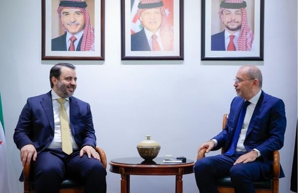 صورة توضيحية لوزيري خارجية الأردن وسوريا خلال محادثات دبلوماسية حول قضايا المنطقة.