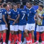 صورة تجمع لاعبي المنتخب الفرنسي والمغربي احتفالاً بتأهلهم لربع نهائي كأس العالم