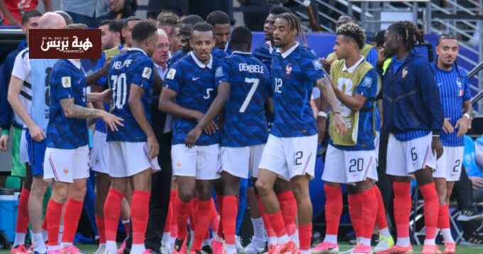صورة تجمع لاعبي المنتخب الفرنسي والمغربي احتفالاً بتأهلهم لربع نهائي كأس العالم
