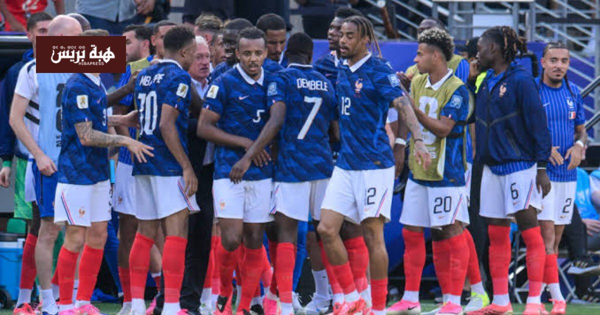 صورة تجمع لاعبي المنتخب الفرنسي والمغربي احتفالاً بتأهلهم لربع نهائي كأس العالم