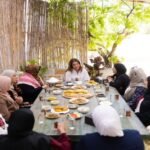 جلالة الملكة رانيا العبدالله تدعم جهود التنمية المجتمعية في جمعية أصايل بدر الخيرية 8 جلالة الملكة رانيا العبدالله تتفاعل مع سيدات المجتمع المحلي خلال زيارتها لجمعية أصايل بدر الخيرية في عمان.