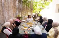 جلالة الملكة رانيا العبدالله تتفاعل مع سيدات المجتمع المحلي خلال زيارتها لجمعية أصايل بدر الخيرية في عمان.