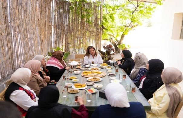 جلالة الملكة رانيا العبدالله تدعم جهود التنمية المجتمعية في جمعية أصايل بدر الخيرية 10 جلالة الملكة رانيا العبدالله تتفاعل مع سيدات المجتمع المحلي خلال زيارتها لجمعية أصايل بدر الخيرية في عمان.