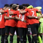 صورة لمنتخب مصر لكرة القدم يحتفل بإنجاز تاريخي في كأس العالم