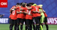 صورة لمنتخب مصر لكرة القدم يحتفل بإنجاز تاريخي في كأس العالم