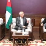 يوسف العيسوي رئيس الديوان الملكي الهاشمي خلال لقائه وفد جمعية غصون زهران الخيرية
