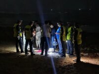 صورة لحافلة تم توقيفها من قبل عناصر الدرك الملكي في عملية إحباط هجرة غير نظامية قرب الفنيدق.