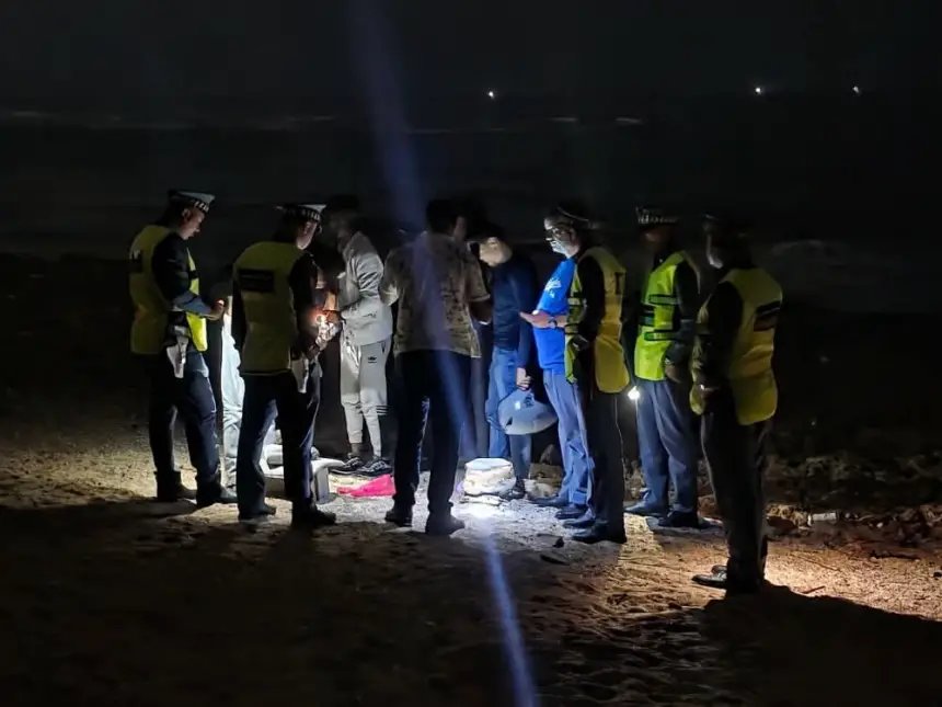 الدرك الملكي يحبط محاولة هجرة غير نظامية كبرى ويوقف 36 شخصًا بالفنيدق 3 صورة لحافلة تم توقيفها من قبل عناصر الدرك الملكي في عملية إحباط هجرة غير نظامية قرب الفنيدق.
