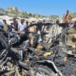 جثتان متفحمتان لضابطي شرطة فلسطينيين في سيارة مدنية بعد غارة إسرائيلية قرب دير البلح، غزة.