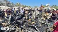 جثتان متفحمتان لضابطي شرطة فلسطينيين في سيارة مدنية بعد غارة إسرائيلية قرب دير البلح، غزة.