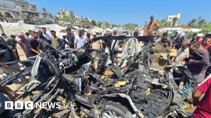 جثتان متفحمتان لضابطي شرطة فلسطينيين في سيارة مدنية بعد غارة إسرائيلية قرب دير البلح، غزة.
