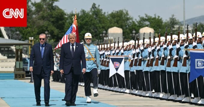 الرئيس الأمريكي السابق دونالد ترامب والرئيس التركي رجب طيب أردوغان في لقاء رسمي.