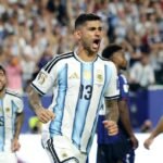 صورة للاعبي المنتخب الأرجنتيني يحتفلون بالتأهل بعد مباراة صعبة ضد الرأس الأخضر في كأس العالم.