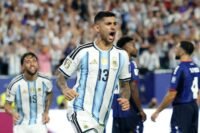 صورة للاعبي المنتخب الأرجنتيني يحتفلون بالتأهل بعد مباراة صعبة ضد الرأس الأخضر في كأس العالم.