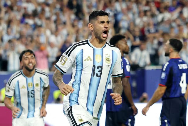صورة للاعبي المنتخب الأرجنتيني يحتفلون بالتأهل بعد مباراة صعبة ضد الرأس الأخضر في كأس العالم.