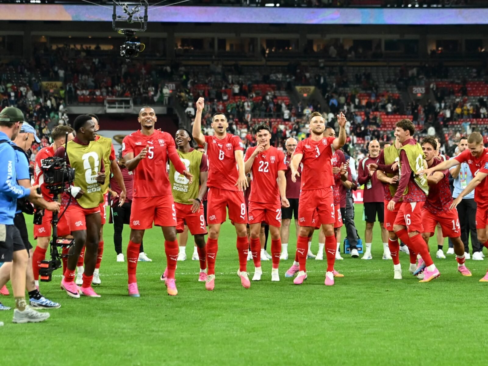 احتفال لاعبي منتخب سويسرا بعد تأهلهم إلى دور الـ16 في كأس العالم.