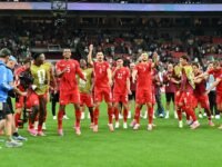 احتفال لاعبي منتخب سويسرا بعد تأهلهم إلى دور الـ16 في كأس العالم.