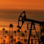 براميل نفط تتراجع أسعارها في السوق العالمية بعد أخبار التهدئة في الشرق الأوسط.