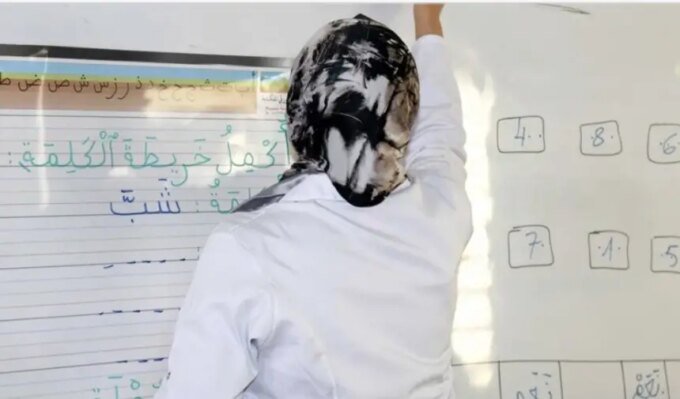 وثيقة إدارية تظهر بيانات شخصية لأساتذة، مع إشارة إلى تسريبها عبر وسائل التواصل الاجتماعي.