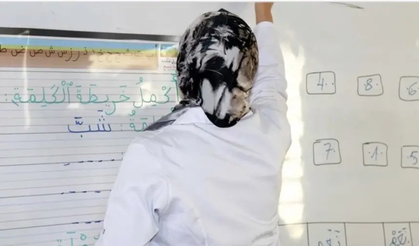 وثيقة إدارية تظهر بيانات شخصية لأساتذة، مع إشارة إلى تسريبها عبر وسائل التواصل الاجتماعي.