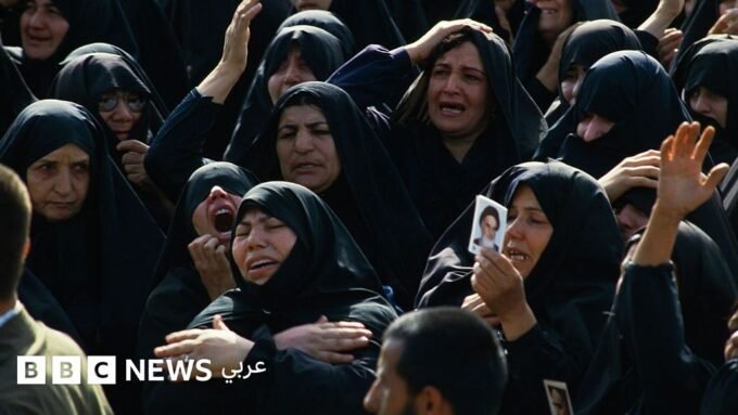 تابوت الإمام روح الله الخميني محاطاً بحشود غفيرة في ساحة مصلى طهران خلال مراسم تشييعه عام 1989.