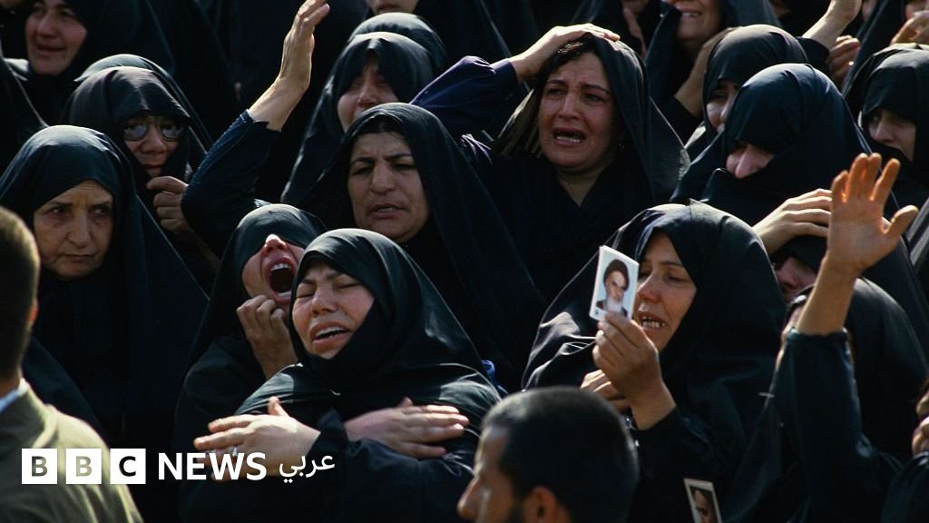 تابوت الإمام روح الله الخميني محاطاً بحشود غفيرة في ساحة مصلى طهران خلال مراسم تشييعه عام 1989.