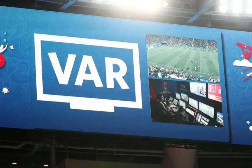 صورة لتقنية الفار في ملعب كرة قدم مع شعار مونديال 2026